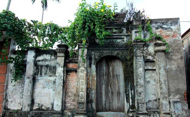 visit hanoi cuu village ancient house